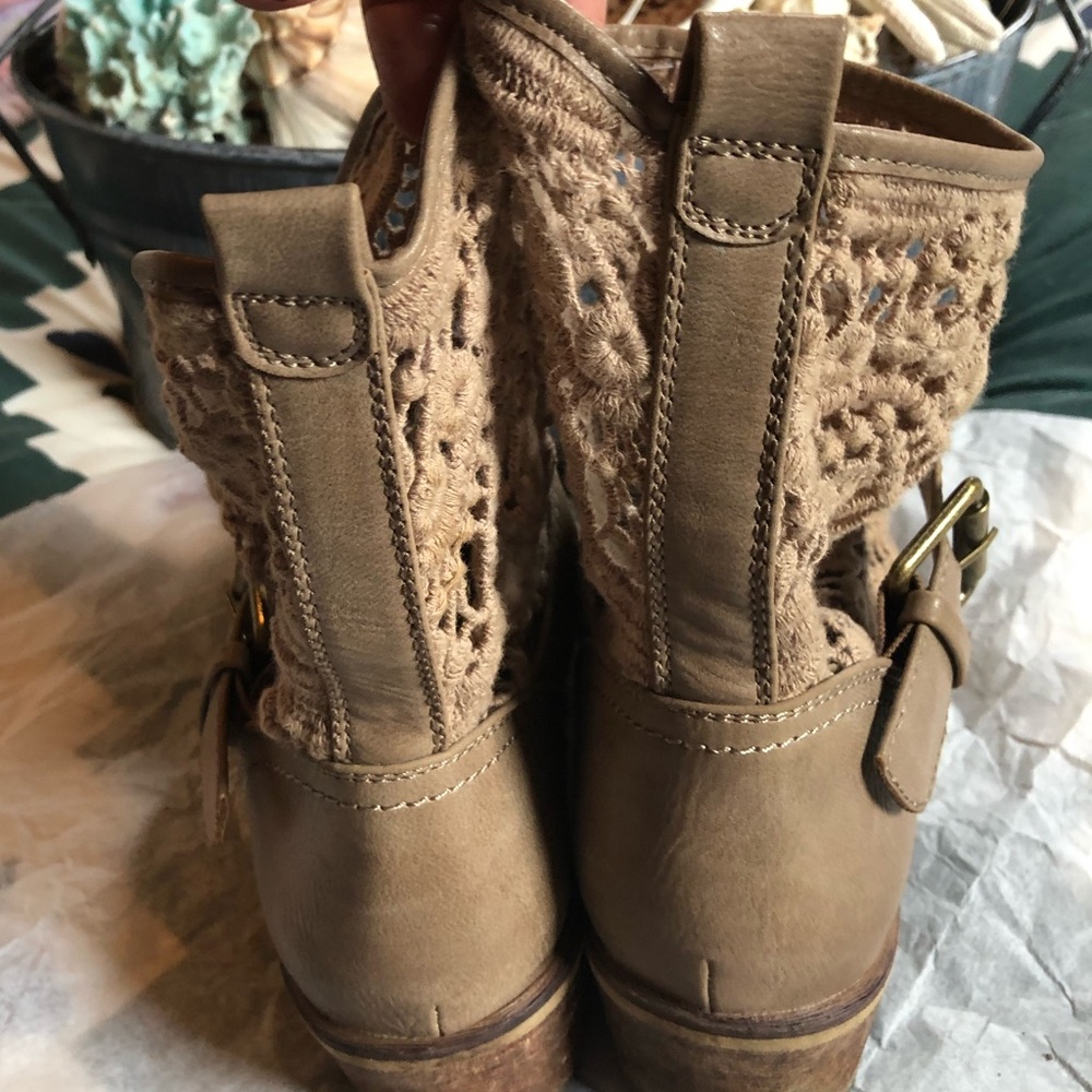 UNIQUE BOOTS 👢 Tan, w/Decorative Top , Size 8m.  MUST try on & see for yourself